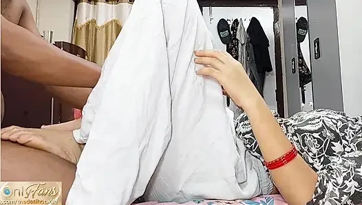 Küçük yaraklı koca tarafından sikiliyor ve yalanıyor