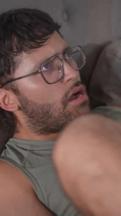 Kız arkadaşının oda arkadaşı dildoyla yakalanınca sert anal creampie ile sonuçlandı | Klip 1