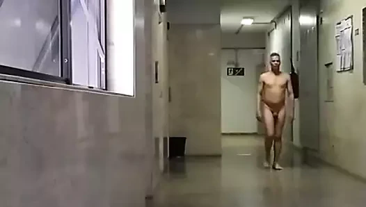 Pelado no corredor do AP