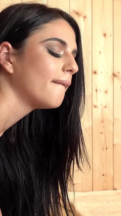 Islak ve kabarık tarafından sauna için soyunuyor