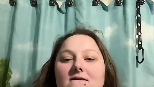 İri güzel kadın striptiz yapıyor