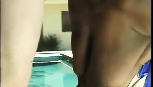 Curvilínea negra Senhora Tolana com grandes bobbies chupa enorme carne branca masculina à beira da piscina