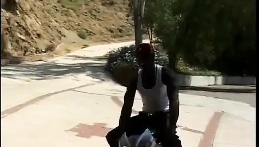 Siyah adam sikini zenci yarağının içine sokturuyor