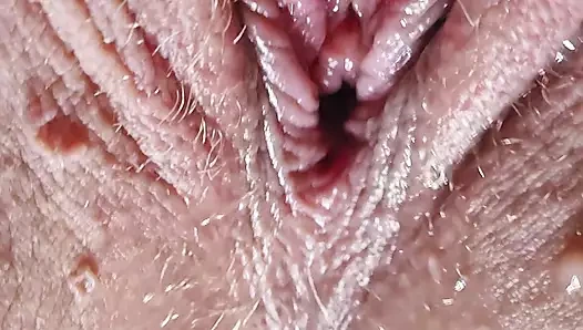 Yakın çekim amcık ve göt fışkırtana kadar oynuyor