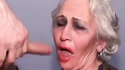 Nineler genç adamları memnun etmeyi seviyor ben