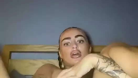 Sürtük emo fahişe kendini sert parmaklıyor