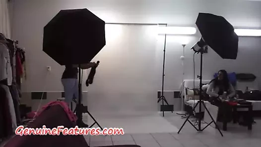 Çek kızlar kuliste eğleniyor