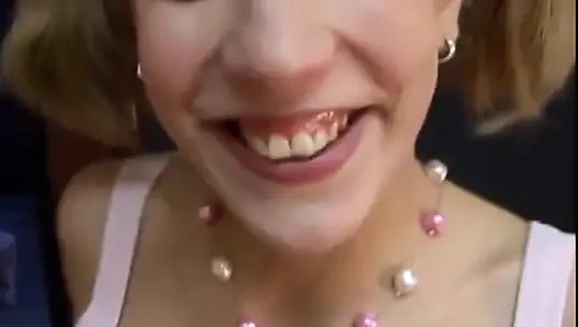 Büyük sert yarağıma tükür, genç sürtük. Ağzını doldurup içine boşalmak istiyorum