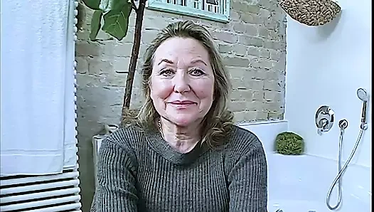 Azgın nine banyoda çıplak