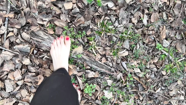 Seksi ayaklar, çıplak ayakla dışarıda kadın, yürüyüş, kirli tabanlar, kırmızı ayak tırnakları, ayak fetişi – konuşmak yok