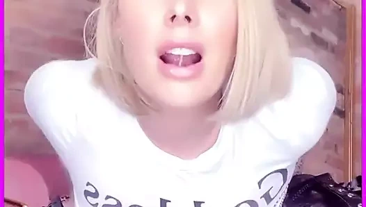 Godess Paige senden her şeyi istiyor ve onun mükemmel bacaklarına ve götüne tapmak zorundasın