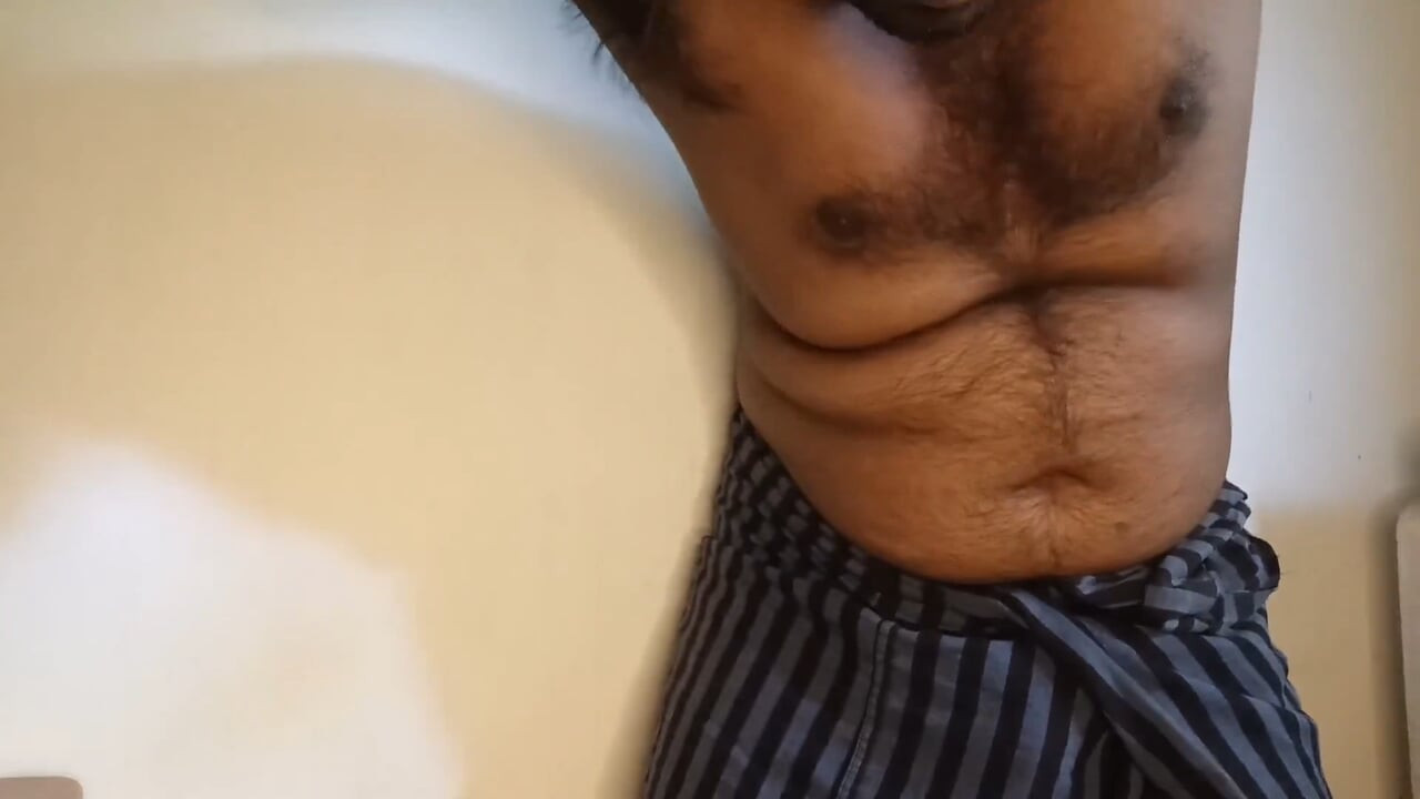 Hint sıcak amca sarong ve seksi iç çamaşırı