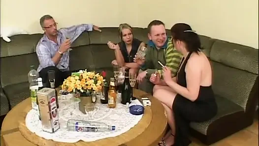 Büyük memeli genç zenci erkek avcısı büyük yarakla sikişiyor ve ağzına boşalıyor