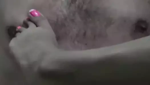 Ayak tırnaklarıyla göğüs tırmalamak