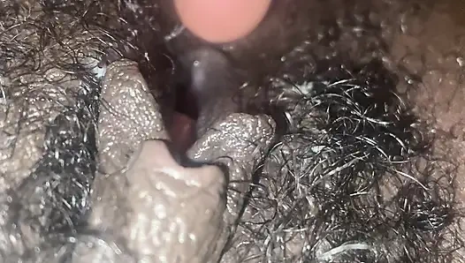 Parmaklar dışarı! Birçok orgazmdan sonra kedimi okşuyor güzel amcığımla oynamayı seviyorum!