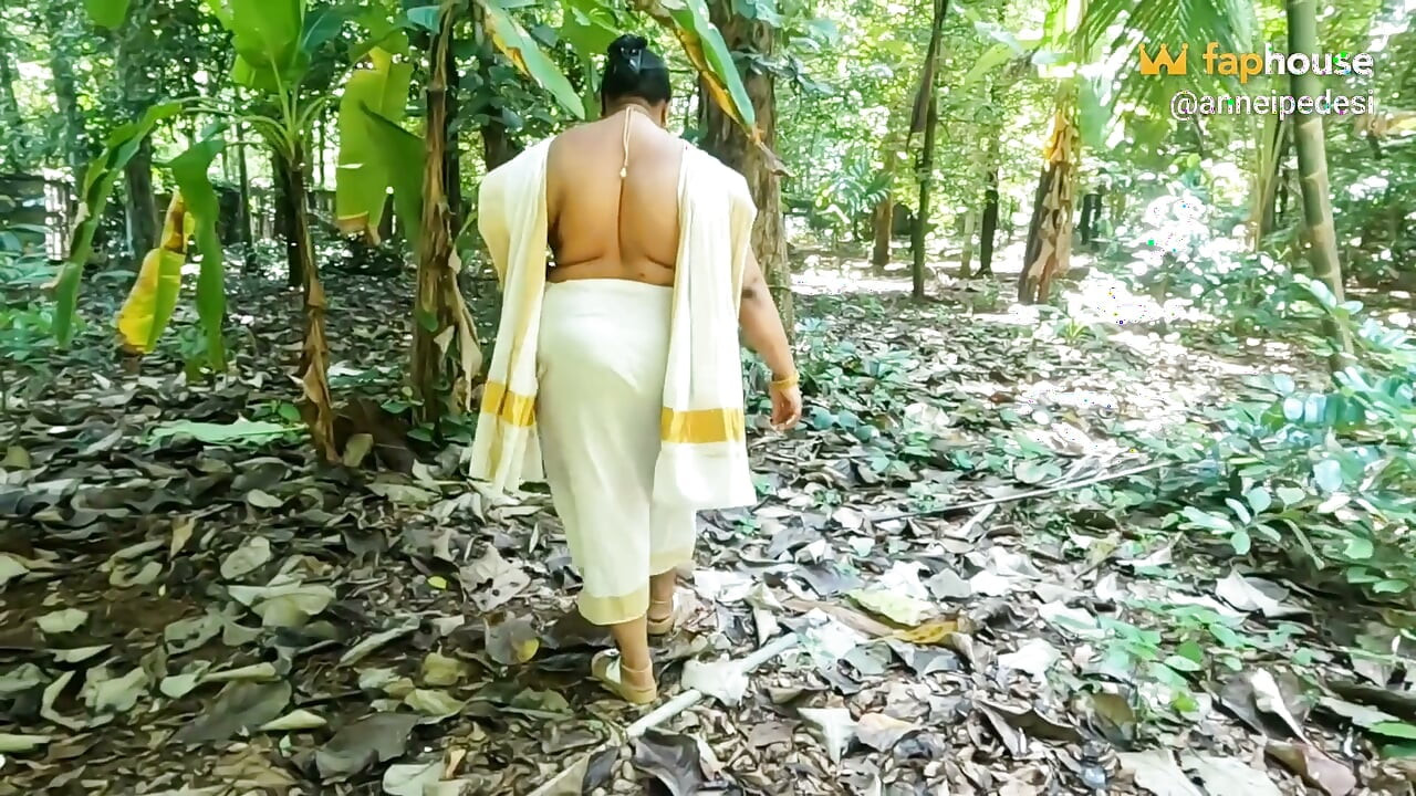 Kerala tarzı geleneksel set mundu, kız açık havada soyunuyor ve seksi çıplak vücudunu sergiliyor.