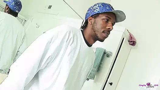 İri göğüslü zenci sürtük kocası tarafından yakalanmadan ve sikilmeden önce duşta mastürbasyon yapıyor