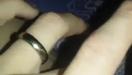 Ninfeta brincando com a bucetinha