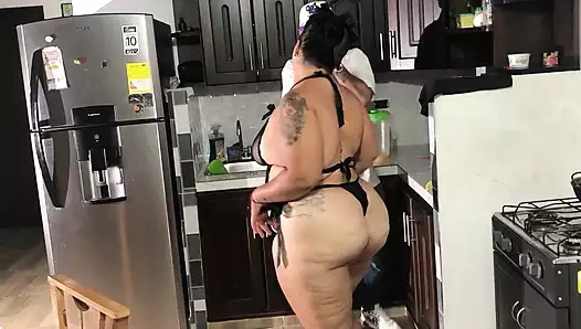 Arkadaşlar üvey annenin evinin mutfağında seks yapıyor