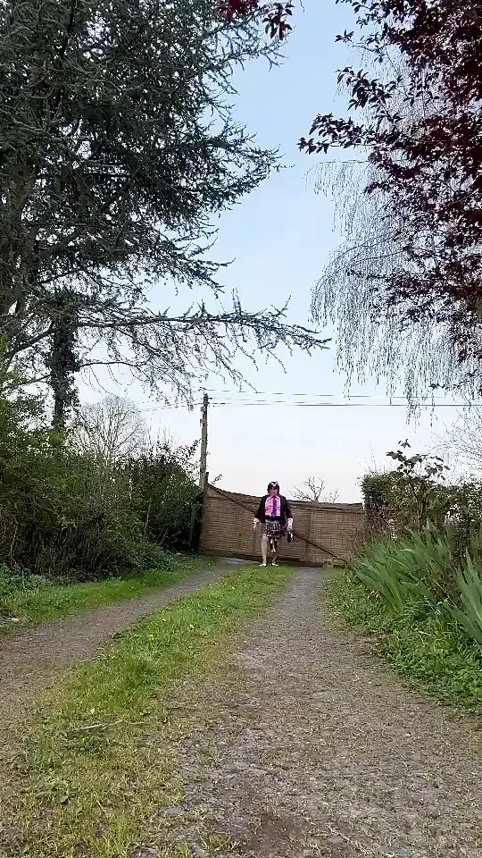 Bir akşam için yeni bir küçük bebekle giyiniyor