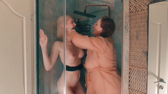 Trans Üvey Kızı Duşta Yakalandı - Orgazm Yasak - Ağız Üstüne El Siyah Eldiven Fetişi ve Sissy Amcık Derin Sikme