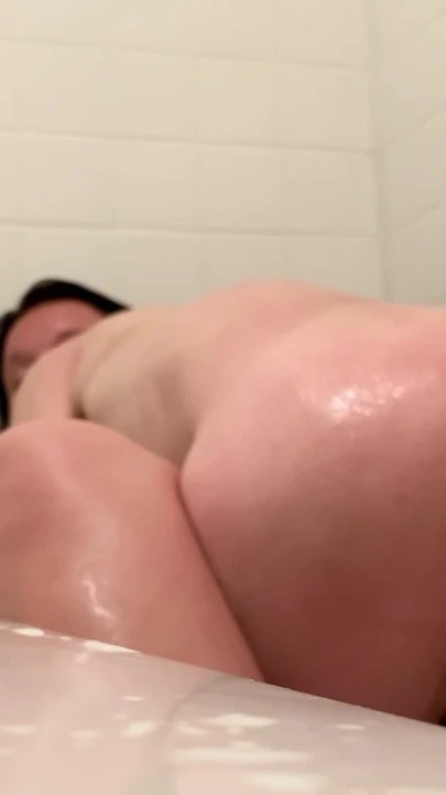 Захватывающий момент из "Я изменял своей 64F лесбийской жене с моим 56-миллионным фотографом в ее ванне"