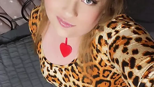 Tombul orta yaşlı seksi kadın Kitty kedi kıyafetiyle amını azdırıyor ve ovuyor