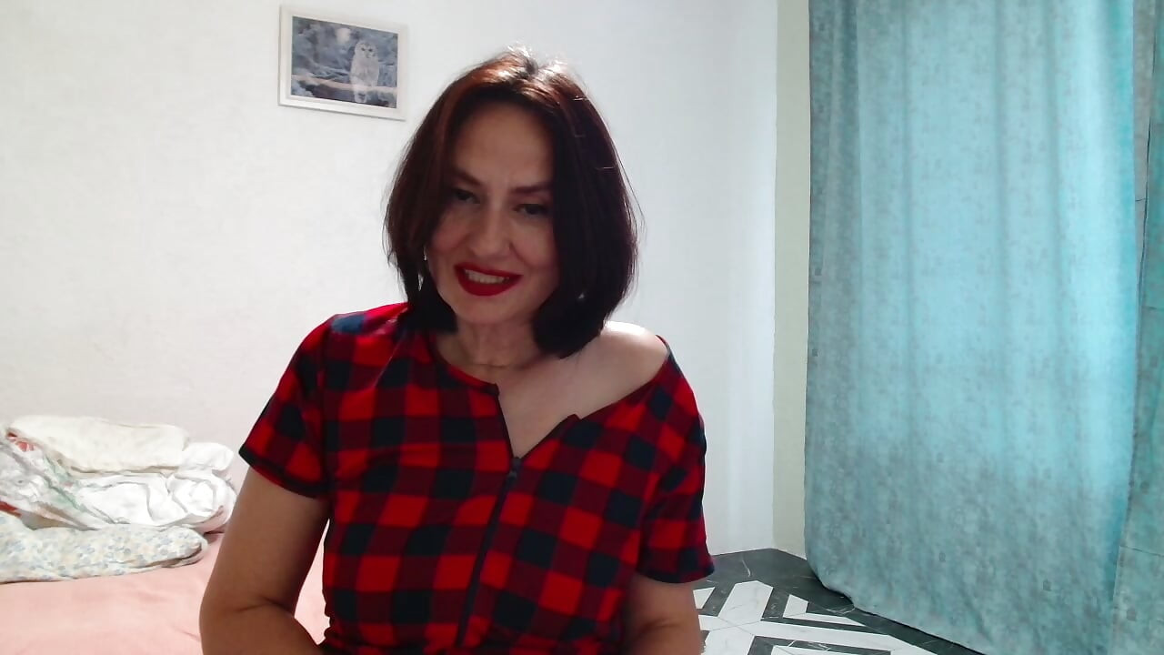 Göğüslerin ve inlemelerin nazikçe dokunması MILF'i masanın altında orgazma getirdi