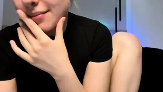 Pembe amcığı parmaklıyor ev yapımı