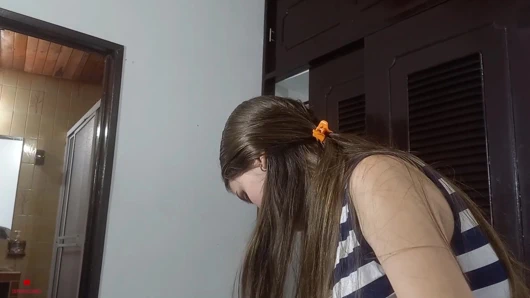 Masum yüzlü üvey kız kardeşim bana harika bir oral seks yapmasına izin vermemi istiyor