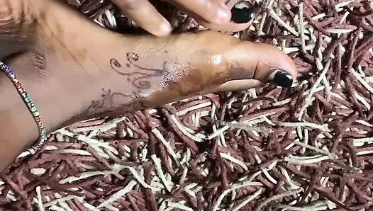 Ateşli zenci bebek ayak masajı bölümü