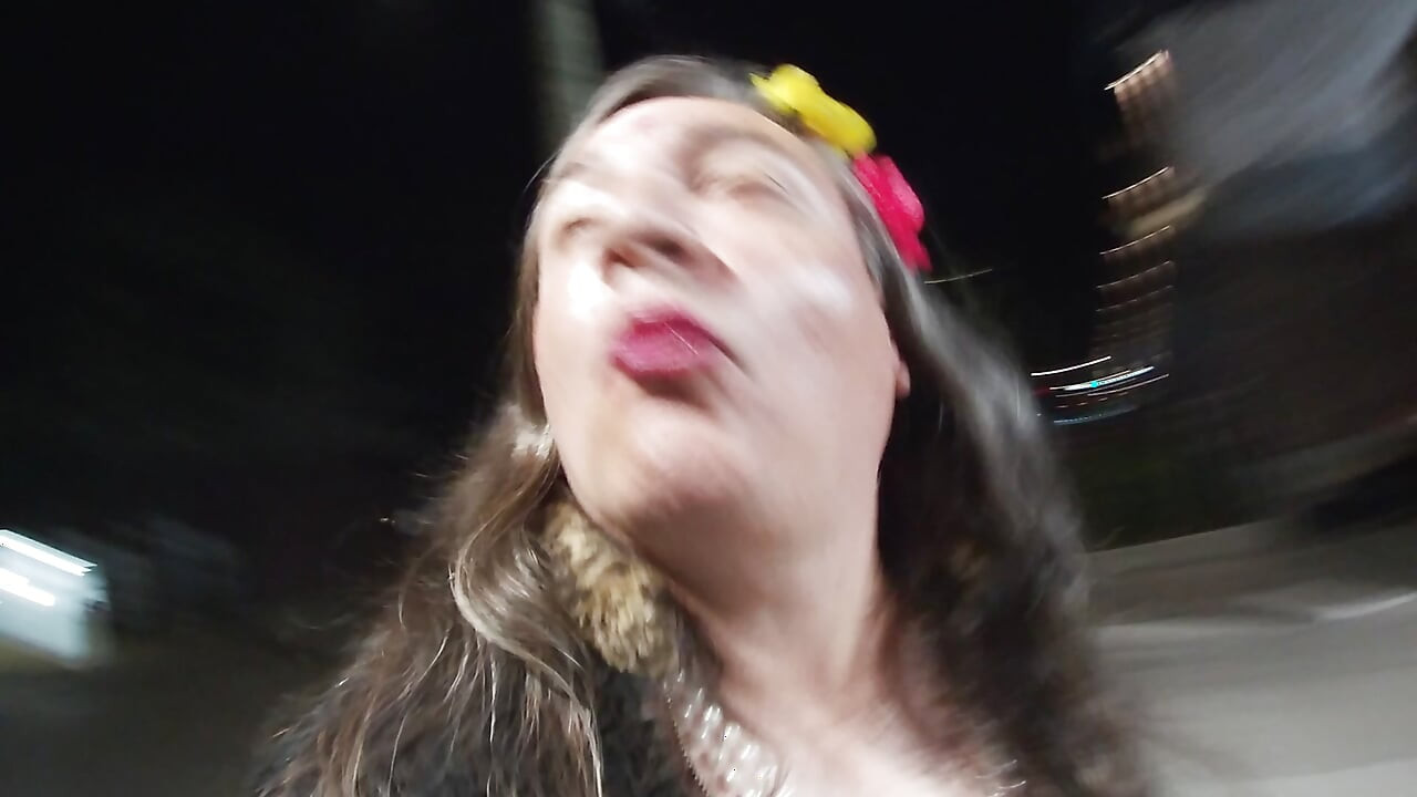 Azgın yaşlı cd kadın kılıklı kamyon durağında sikişiyor