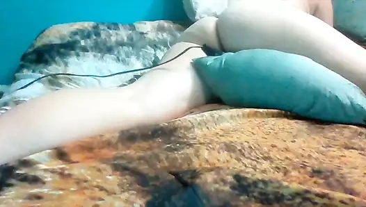 Azgın anne yastık orgazm olana kadar vibratörle sikişiyor