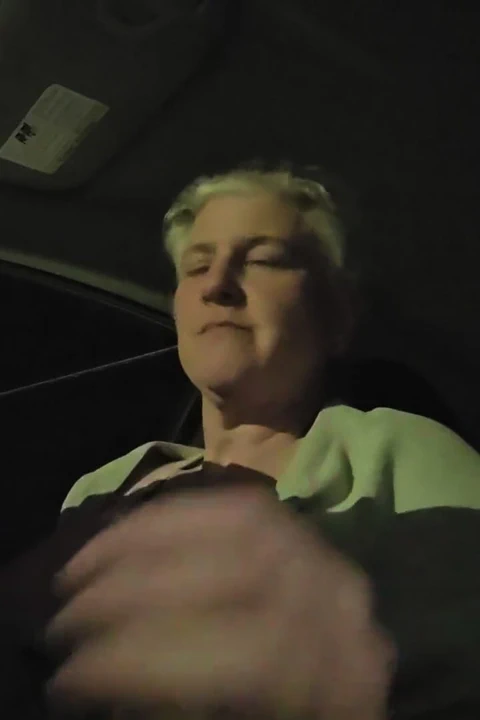 Arkadaşlarım edepsiz külotlu çorabımdan ayrılırken arabamda bana fışkırıyor bölüm 1/2