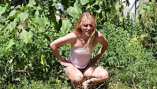 Çiçekleri sulamak için bahçeme işiyorum