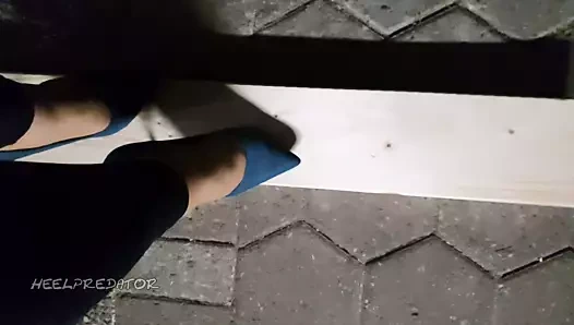 Dışarıda yeni topuklu ayakkabılar denemek