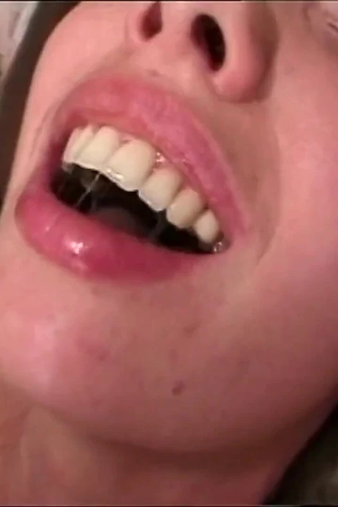 Harika genç orta yaşlı seksi kadın üç canavar siyah yarakla sikiliyor ve ağzına ve yüzüne boşalıyor