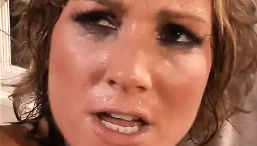 Ateşli memeli sürtük adam sandalyede penisini götüne soktuktan sonra boşalıyor