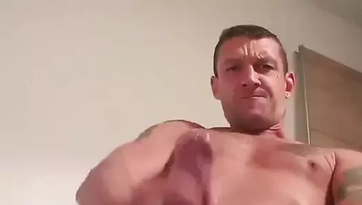 Mavi şortlu pullu delikanlı yükünü vuruyor