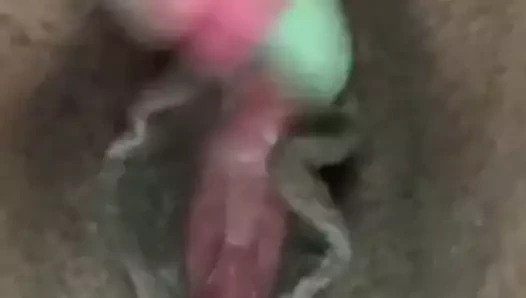 Claire seksi tırnaklarla oynuyor x