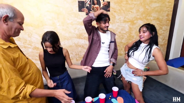 Hintli Asyalı desi tarzı dörtlü grup seks sert softcofe yalıyor cinsel video
