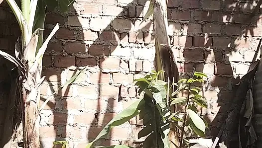 Ben bahçede oynarken bir komşu beni gördü