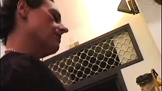 Милфа-блондинка обожает делать минет в офисе