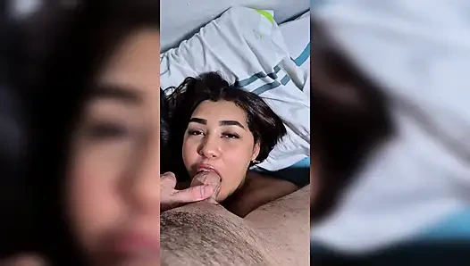 Büyük memeli latin kahverengi temizleyicinin götünü idare ediyor. biz.