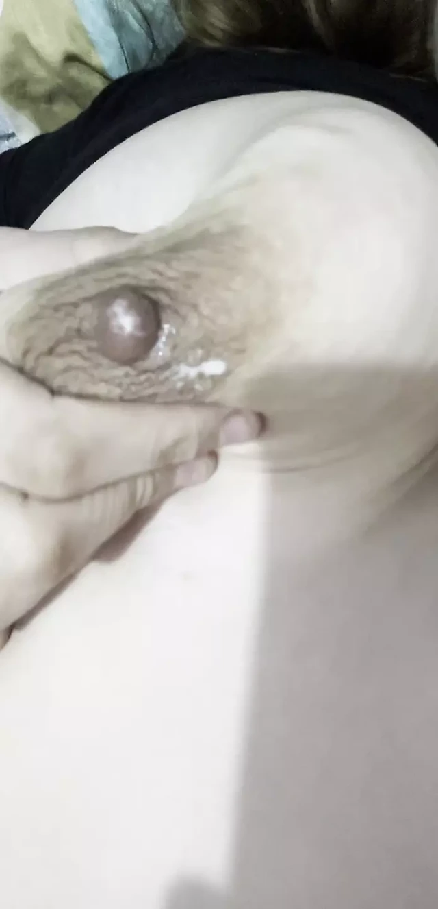 Она подпрыгивает на мои большие сиськи, полные грудного молока