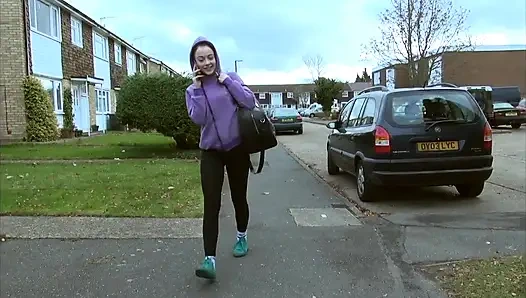 Azgın dövmeli üvey kız kardeş üvey erkek kardeşinin büyük zenci yarağını denemek istiyor