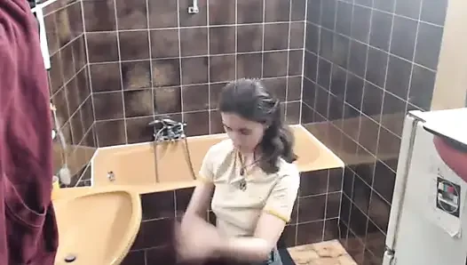Duş canlı filme alındı
