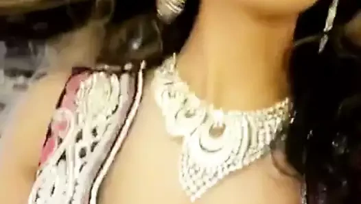 Ateşli Hintli kaltak salwaar'da azdırıyor