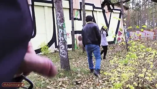 Gözlüklü ve vücutlu gerçek Berlin kızı