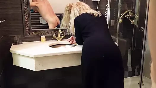 Amatör Sarışın Olgun Kadın Karısı Banyoda Quickie Hoşlanıyor